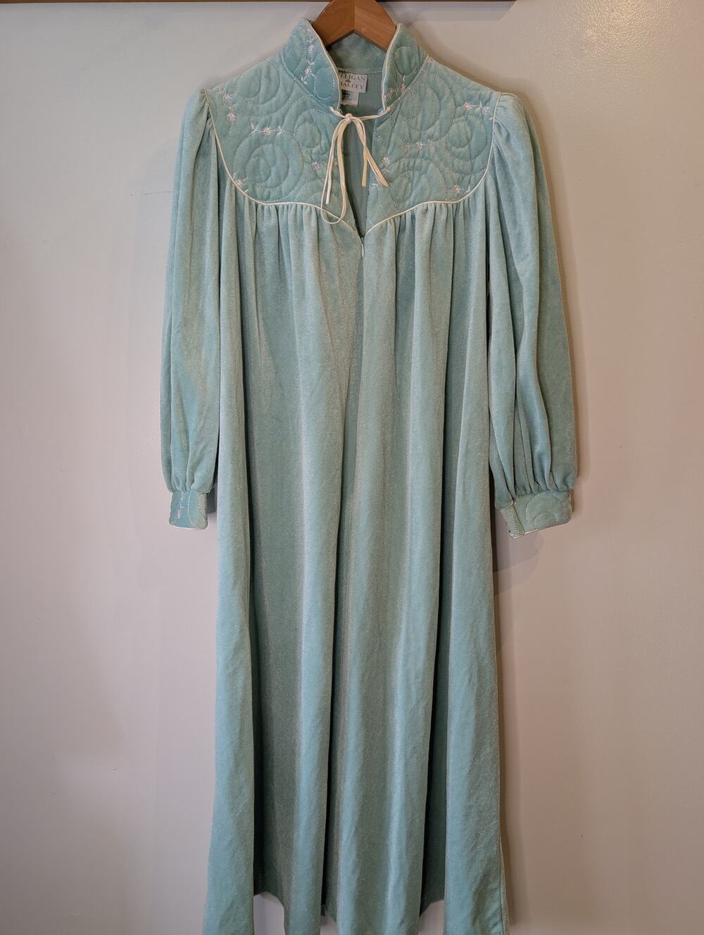 Vintage Gilligan & O'Malley Mint Velour Robe Quilted Embroidered Yoke Small